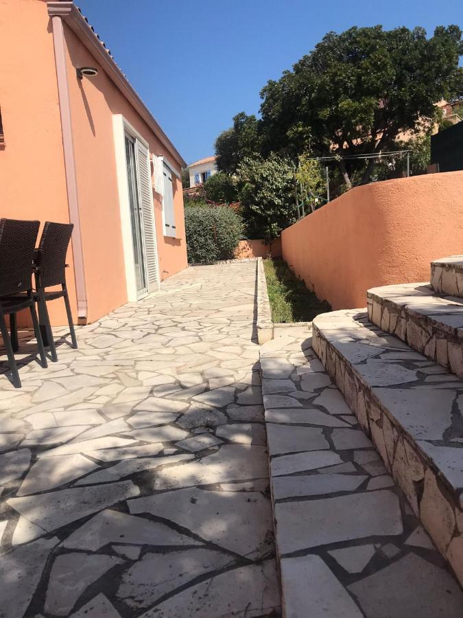 Villa mit großartigem Panoramablick auf das Meer und direkt am Pool La Croix-Valmer Exterior foto