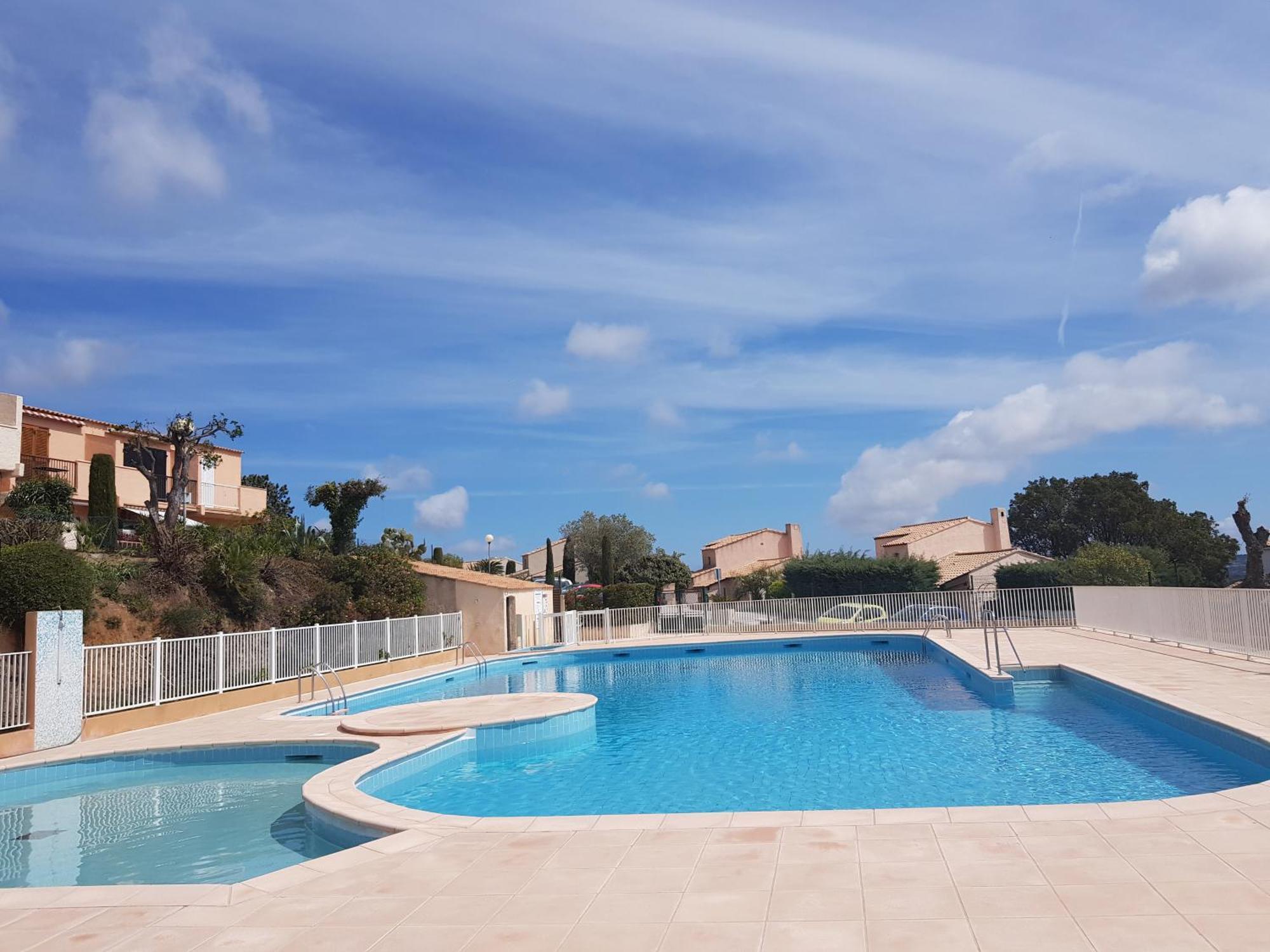 Villa mit großartigem Panoramablick auf das Meer und direkt am Pool La Croix-Valmer Exterior foto