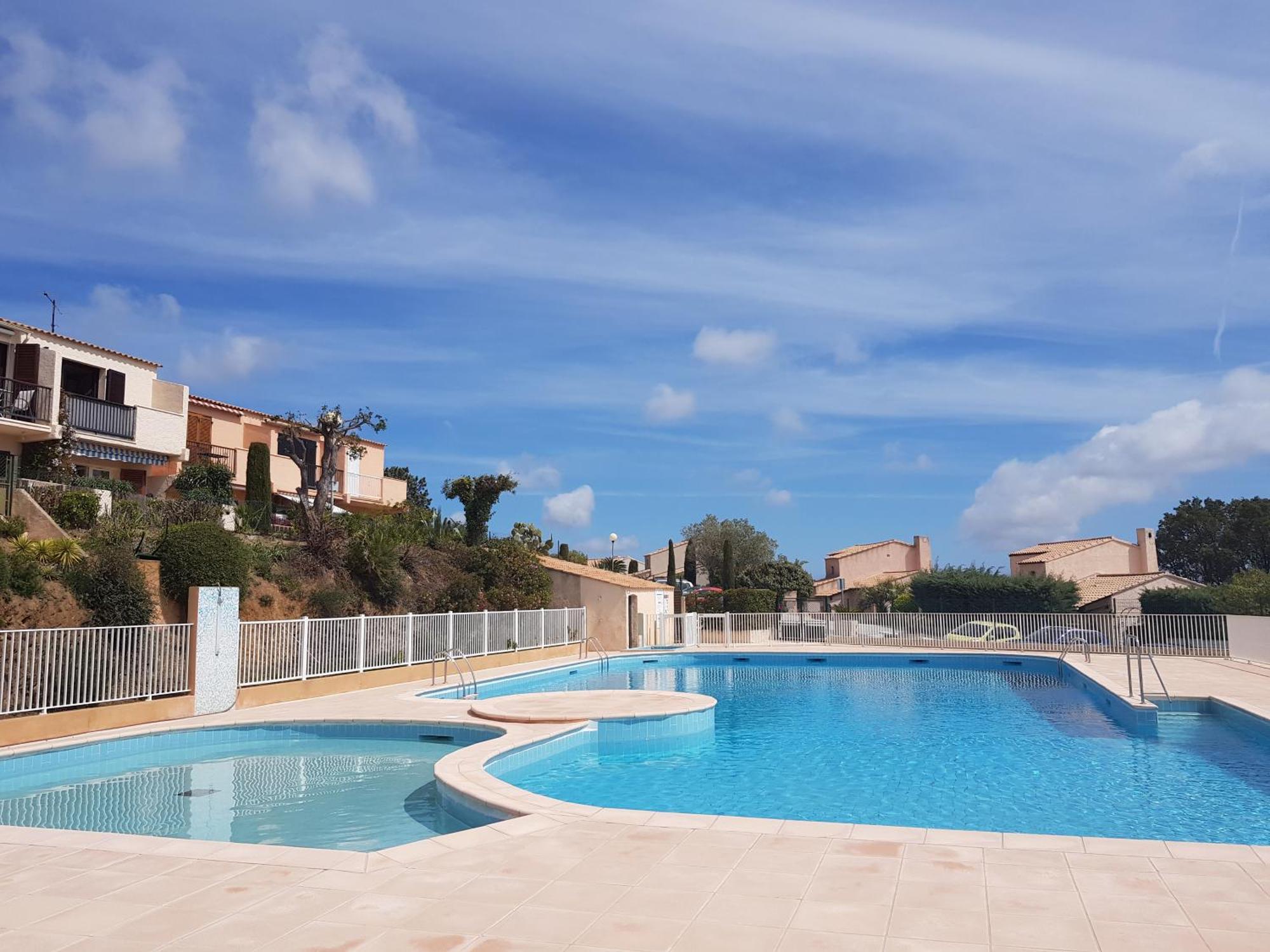 Villa mit großartigem Panoramablick auf das Meer und direkt am Pool La Croix-Valmer Exterior foto